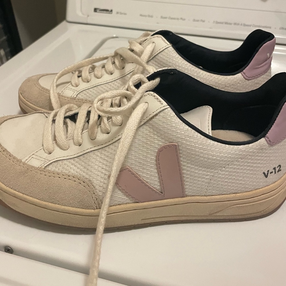 Veja V-12 sneakers size 7